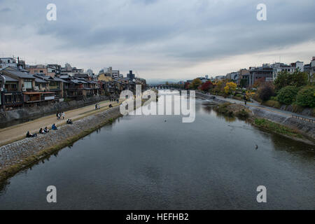 Banks of the Kamo River Kyoto, Japan Foto Stock