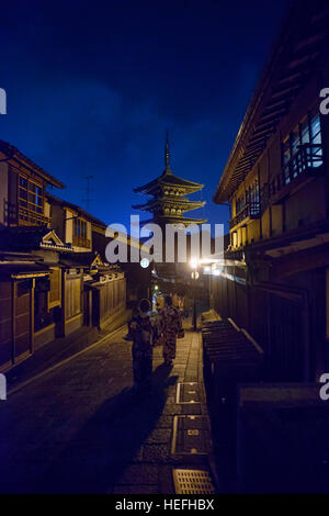 Yasaka Pagoda e atmosferica di strada di notte, Kyoto, Giappone Foto Stock