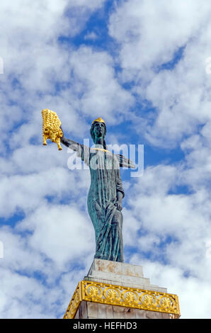 Medea statua holding Vello d'oro piazza Europa Batumi Georgia Foto Stock