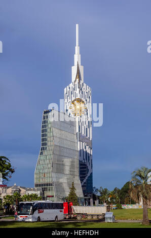 Università tecnologica di torre con ruota panoramica Ferris e il Radisson Blu Hotel Batumi Georgia. Foto Stock