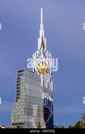 Università tecnologica di torre con ruota panoramica Ferris e il Radisson Blu Hotel Batumi Georgia. Foto Stock