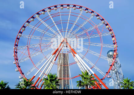 Ruota panoramica Ferris a Batumi Georgia Parco balneare sul Mar Nero. Foto Stock