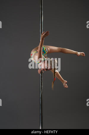 Junior ragazza sul bilanciamento del pilone presso il dance studio Foto Stock