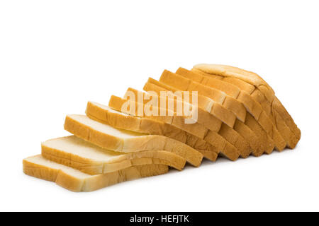 Filone di fette di pane fresco isolato su sfondo bianco Foto Stock