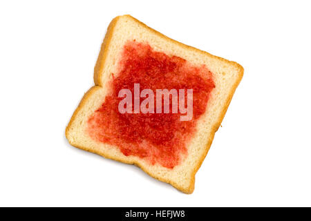 Vista dall'alto di fette di pane e marmellata di fragole su sfondo bianco Foto Stock