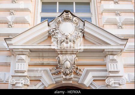 Acroteria sulla facciata del bianco edificio architettonico Foto Stock