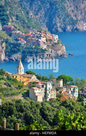 Una vista sopra i villaggi Corniglia e Manarola nell'indietro lungo la costa del Parco Nazionale delle Cinque Terre. Foto Stock