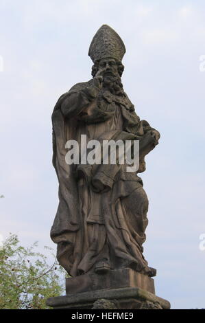 Statua di Sant Adalberto sul Ponte Carlo a Praga, Repubblica Ceca Foto Stock