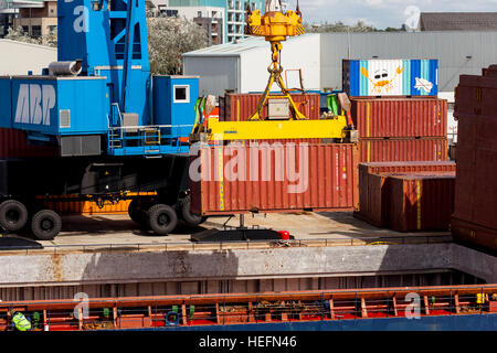 Contenitore di carico della nave ormeggia di Southampton England Regno Unito Foto Stock