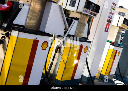 Distributore di benzina Shell pompe. Cefalonia harbour Grecia Foto Stock