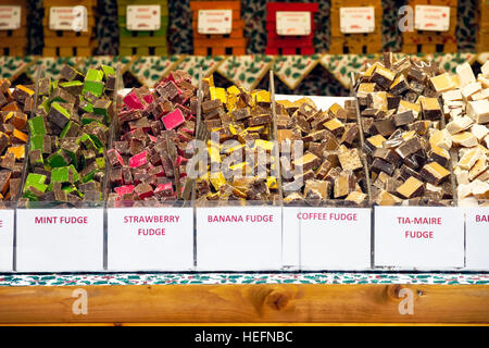Varietà di fudge sul display a Southbank mercato invernale a Londra Foto Stock