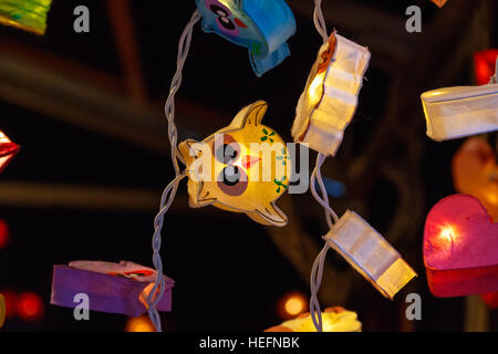 Decorative luci fairy su display a Southbank mercato invernale a Londra Foto Stock