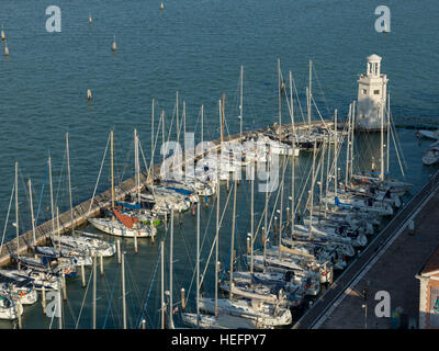 Angolo di alta vista delle barche attraccate al molo nel Grand Canal, Venezia, Veneto, Italia Foto Stock