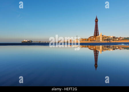 Blackpool; spiaggia e torre; Lancashire, Regno Unito Foto Stock