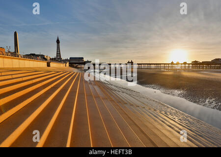 Blackpool; spiaggia e torre; Lancashire, Regno Unito Foto Stock