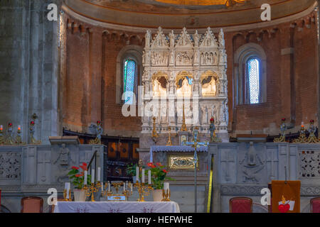 L'Arca di Sant'Agostino d'Ippona, nel presbiterio di Basilica di San Pietro in Ciel d'Oro a Pavia. Foto Stock