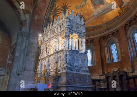 L'Arca di Sant'Agostino d'Ippona, nel presbiterio di Basilica di San Pietro in Ciel d'Oro a Pavia. Foto Stock