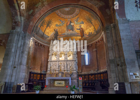 L'Arca di Sant'Agostino d'Ippona, nel presbiterio di Basilica di San Pietro in Ciel d'Oro a Pavia. Foto Stock