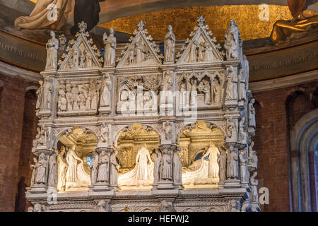 L'Arca di Sant'Agostino d'Ippona, nel presbiterio di Basilica di San Pietro in Ciel d'Oro a Pavia. Foto Stock