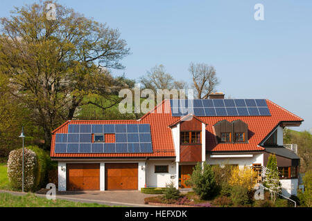 Deutschland, Renania settentrionale-Vestfalia, Kreis Euskirchen, Stadt Schleiden, Haus mit Solarenergieanlage. Foto Stock