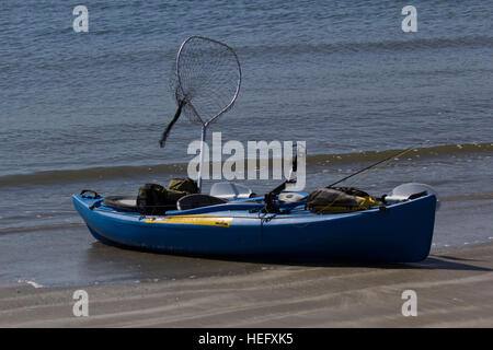 Kayak di mare con attrezzi da pesca a bordo dell'acqua, Foto Stock