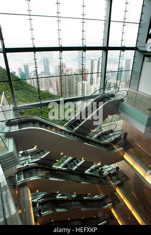 I visitatori su scale mobili all'interno del nuovo Victoria Peak Tower, Hong Kong, Cina Foto Stock