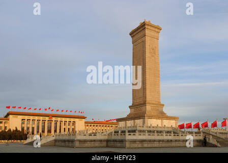 Pechino: Piazza Tiananmen; grande sala del popolo e al Monumento degli eroi nazionali a Pechino, Cina Foto Stock