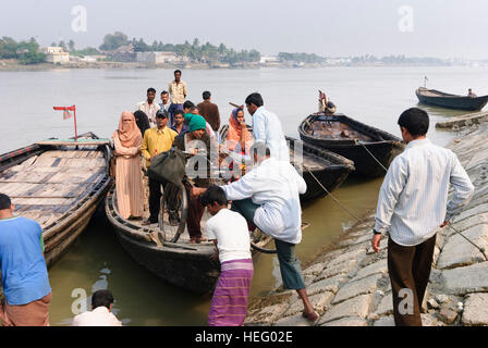 Khulna: Porto presso il fiume Bhairab; traghetto, Khulna Division, Bangladesh Foto Stock