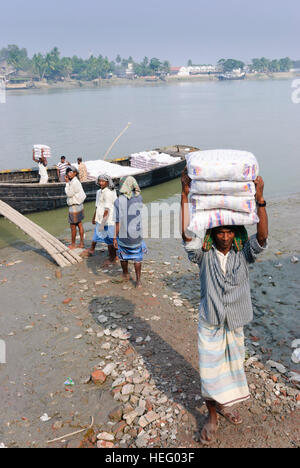 Khulna: porto di Fiume Bhairab, barca, uomini, carichi di bearer, Khulna Division, Bangladesh Foto Stock