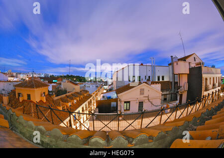 Lunga esposizione - Madrid tetti in serata. Piccolo giardino terrazza di fronte a una divisa patio, quattro piani sopra la strada. Foto Stock