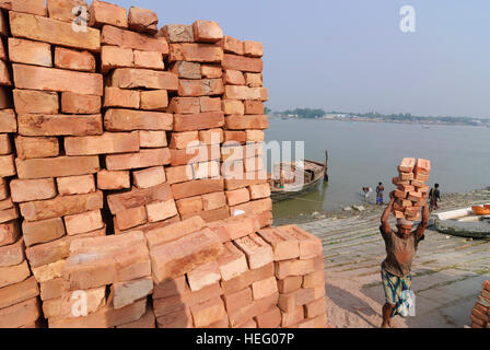 Khulna: porto di Fiume Bhairab, barca, uomini, carichi di portatore di mattoni, pietre, Khulna Division, Bangladesh Foto Stock