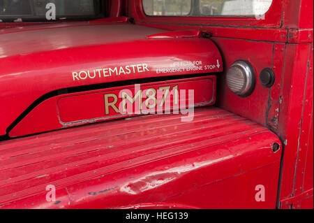 Rosso brillante molto dipinto del cofano e del parafango per guardia iconico di Londra autobus Routemaster in vecchio stile trasporti Foto Stock