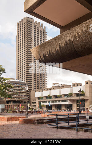 Esempi di massicci edifici in cemento presso il Barbican, Brutalist stile e rappresenta un ideale utopico per interno-la vita in città. Foto Stock