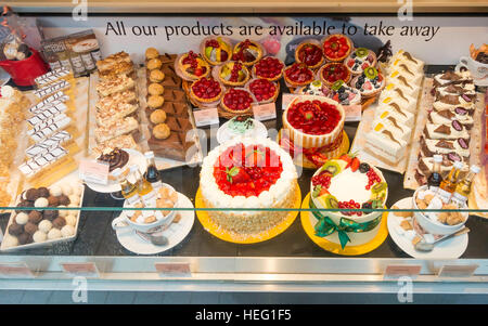 La finestra di visualizzazione di torte presso il Café Patisserie Valerie in Middlesbrough Foto Stock