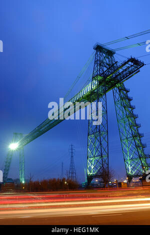 Newport Transporter Bridge nel Galles del Sud, fotografato di notte Foto Stock