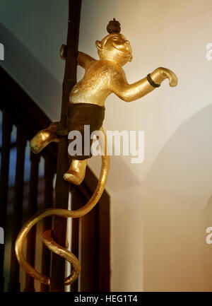 Photo sculture di scimmia di metallo nella parte interna Foto Stock