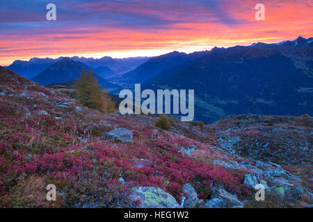 Austria, Tirolo, Oberinntal (regione) nei dintorni di Imst, red sky sul Venetalm (ALP) Foto Stock