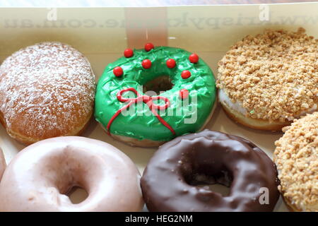 Selezione di Australian ciambelle Krispy Kreme in una scatola Foto Stock