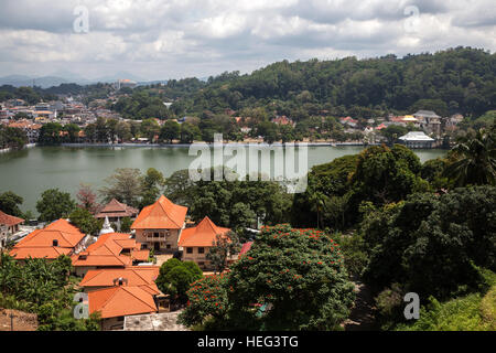 Vista del Lago Kandy e Kandy, Sri Dalada Maligawa o il tempio della Sacra Reliquia del Dente posteriore destra, santuario buddista, Kandy Foto Stock