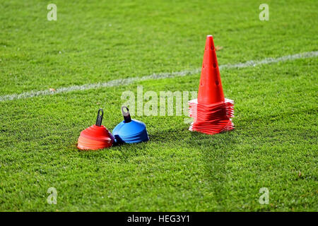 Allenamento per il calcio coni artificiale sul tappeto erboso verde Foto Stock