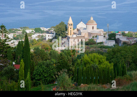 Città di stromboli con chiesa, Stromboli e le isole Eolie, Italia Foto Stock