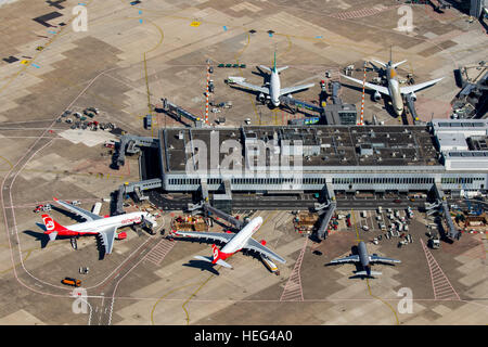 Vista aerea, l'aeroporto di Düsseldorf, EDDL, ground handling, imbarco ponti, Düsseldorf, Renania Foto Stock