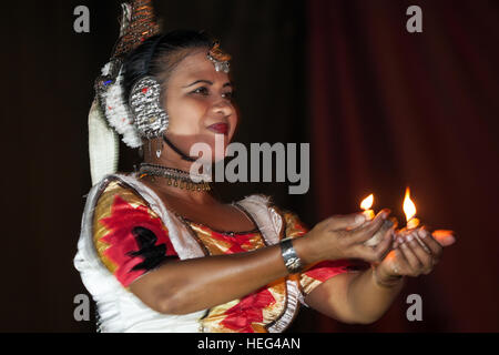 Balli tradizionali, ballerino in costume tradizionale, Kandy, provincia centrale, Sri Lanka Foto Stock