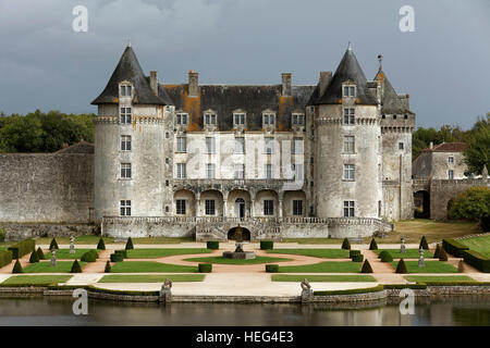 Château de la Roche Courbon, castello del XVII secolo e giardini, Saint-Porchaire, Charente-Maritime, Francia Foto Stock