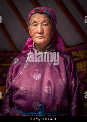 Donna anziana in nomad yurt, Mongolia Foto Stock