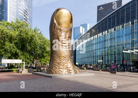 Le Pouce, gigantesca scultura del pollice, artista César Baldaccini, grattacieli, il quartiere degli affari della Defense des Hauts-de-Seine, Parigi Foto Stock