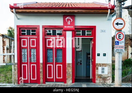 Uno dei più piccoli rami di Bradesco, una delle più grandi banche in Brasile - São Luiz do Paraitinga, SP. Foto Stock