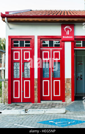 Ingresso anteriore di uno dei rami più piccoli di Bradesco, una delle più grandi banche in Brasile - São Luiz do Paraitinga, SP. Foto Stock