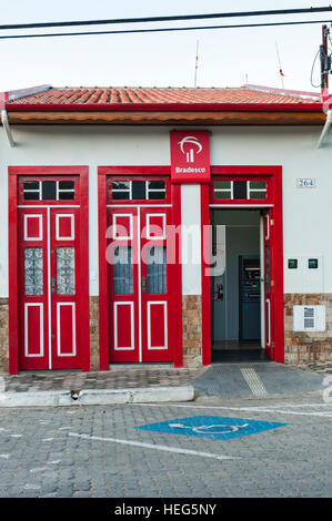 Ingresso anteriore di uno dei rami più piccoli di Bradesco, una delle più grandi banche in Brasile - São Luiz do Paraitinga, SP. Foto Stock