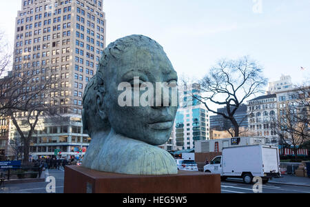 Morphous scultura in Union Square dall artista sudafricano Lionel Smit Foto Stock